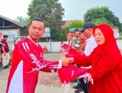 Camat Pulau Rakyat Bagikan Bendera Merah Putih