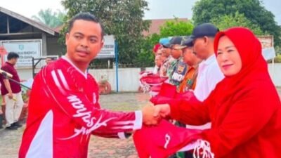 Camat Pulau Rakyat Bagikan Bendera Merah Putih