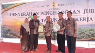 157 Karyawan Socfindo Tanah Gambus Terima Jubilaris 25 Tahun, Bonus Dua Bulan Gaji
