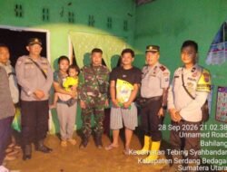 Puting Beliung di Syahbandar, Polsek Tebing Tinggi Salurkan Sembako ke 5 Rumah Rusak