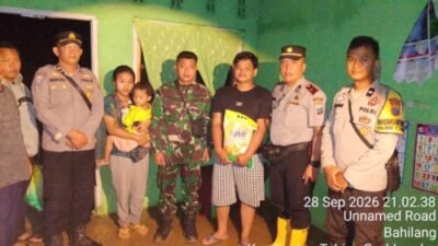 Puting Beliung di Syahbandar, Polsek Tebing Tinggi Salurkan Sembako ke 5 Rumah Rusak