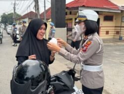 Dampak Kabut Asap, Polres Tebing Tinggi Bagikan Masker