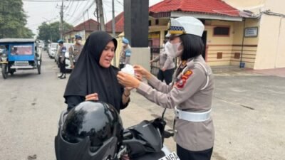 Dampak Kabut Asap, Polres Tebing Tinggi Bagikan Masker