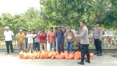 Polres Batubara Bagikan Sembako Untuk Penggali Kubur dan Bilal Mayit