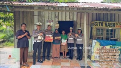 Sat Lantas Tebing Tinggi Bagikan Sembako ke Warga