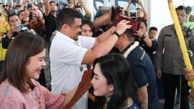 Gubernur Sambut Kapolda Sumut Baru Pakaikan Tanjak di Kualanamu
