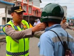 Kapolres Batubara Bagikan Helm Gratis ke Pengendara