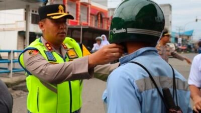 Kapolres Batubara Bagikan Helm Gratis ke Pengendara